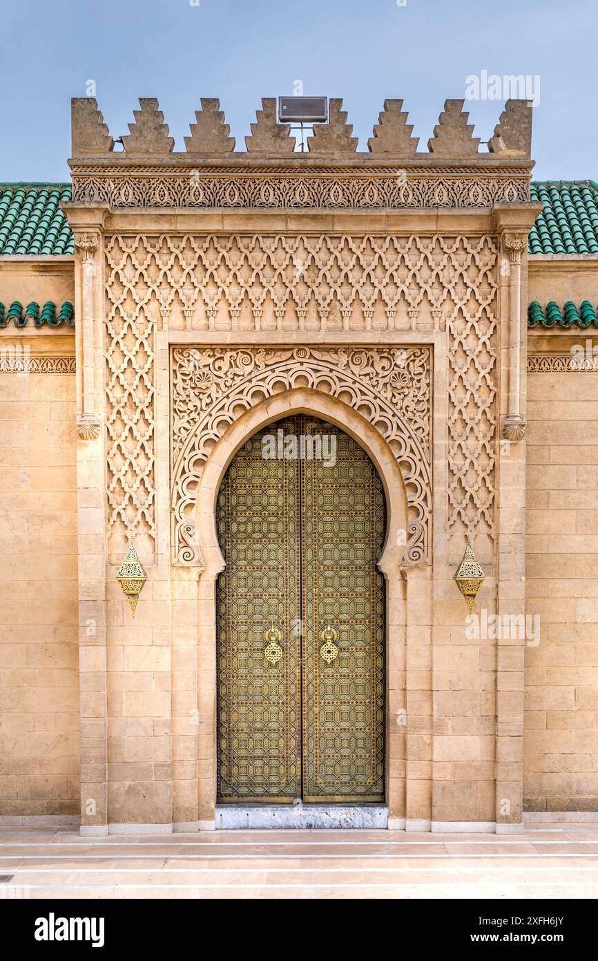 Fez, Marokko - 23. März 2024: Messingtor und zellige Mosaikfliesen auf dar al-Makhzen oder dar el-Makhzen Königspalast in Fès, Marokko Stockfoto