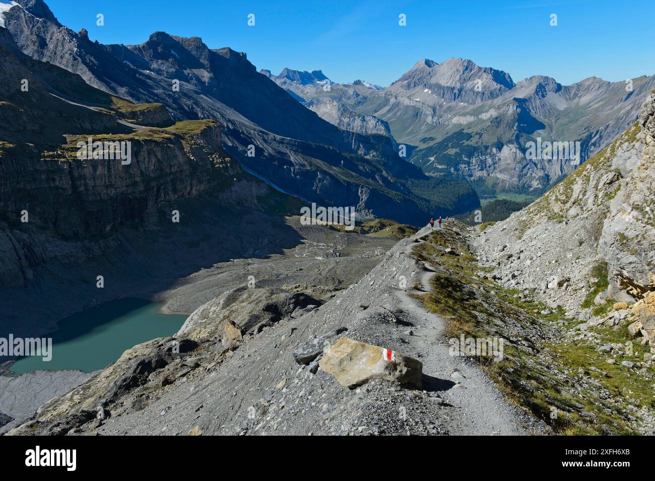 Schmaler Wanderweg in der Tourismusregion Kandersteg, Kandertal, Berner Oberland, Schweiz Stockfoto