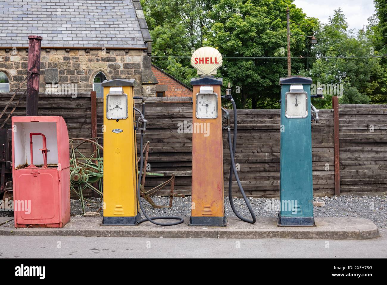 Dudley, West midlands united Kingdom 15. November 2021 Antique Fuel Pumps mit Shell-Logo Stockfoto