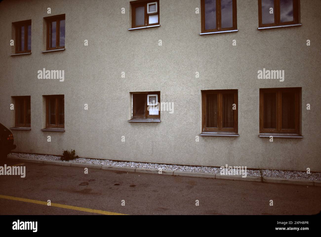 Bad Toelz, Deutschland. 6/1990. Flint Kaserne. Die Schutzstaffel (SS). Bad Tölz war eine SS-Junkerschule. Sie diente als Offizierstrainungseinrichtung für die Waffen-SS. Die Schule wurde 1937 gegründet und vom Architekten Alois Degano erbaut. Sie befindet sich in der Stadt Bad Tölz, etwa 48 km südlich von München. Die Hauptanlagen waren halbbombensicher mit 3 Stockwerken über dem Boden und 4 Stockwerken unter dem Boden. Die Schule war bis zum Ende des Zweiten Weltkriegs 1945 in Betrieb. Nach dem Krieg war die ehemalige SS-Junker-Schule bis 1991 die Basis eines Bataillons der 3. US-Armee. Flint Kaserne war das Heimstadion des 10. Special Stockfoto