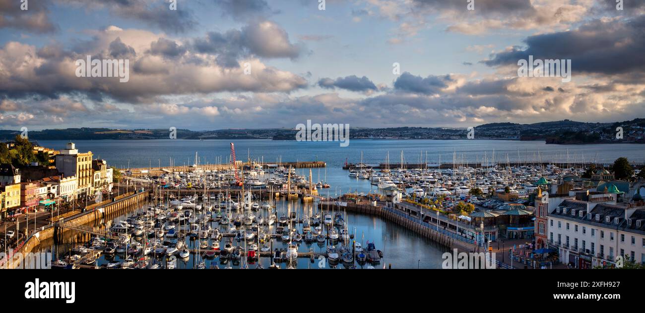GB - DEVON: Letzte Ampel über dem Hafen von Torquay mit Tor Bay im Hintergrund. Panorama-Fotografie von Edmund Nagele FRPS. Stockfoto