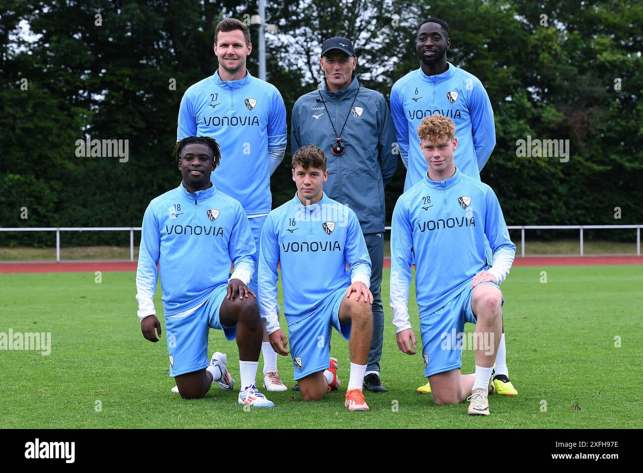 Bochum, Deutschland. Juli 2024. Fußball 1. Bundesliga Trainingsauftakt VfL Bochum am 03.07.2024 auf dem Leichtathletikplatz am Vonovia Ruhrstadion in Bochum Cheftrainer mit Neuverpflichtungen Hintere Reihe v.l.n.r.: Patrick Drewes ( Bochum ) - Peter Zeidler ( Trainer/Cheftrainer Bochum ) - Ibrahima Sissoko ( Bochum ) Vordere Reihe v.l.n.r.: Samuel Bamba ( Bochum ) - Niklas Jahn ( Bochum ) - Lennart Koerdt ( Bochum ) Foto: Revierfoto Credit: ddp Media GmbH/Alamy Live News Stockfoto