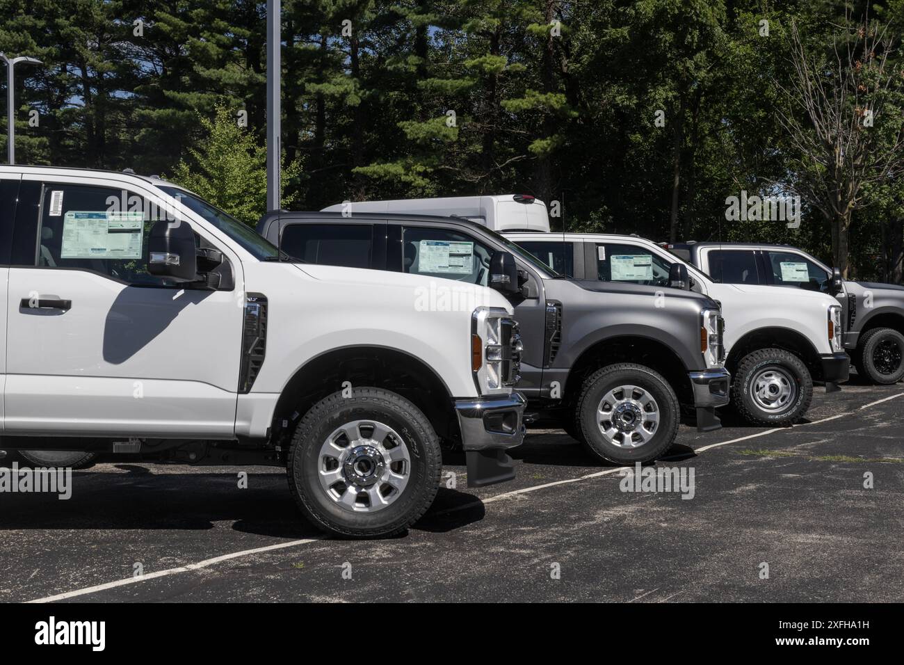 Indianapolis - 30. Juni 2024: Ford F-250 und F-350 Super Duty Pickup Trucks. Ford bietet die Modelle F250 und F350 mit 6,2 l oder 7,3 l V8-Motor an. Stockfoto