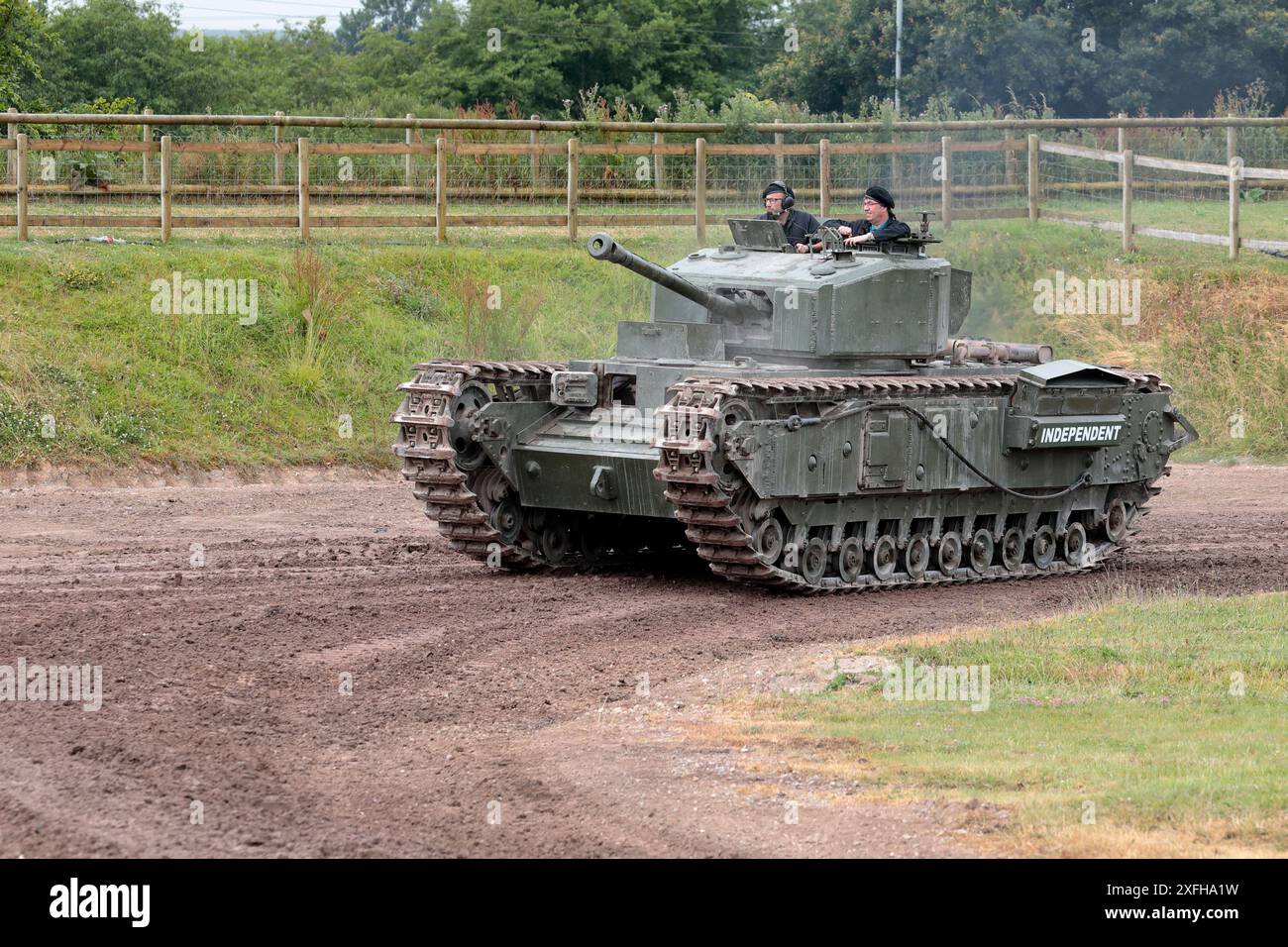 Ein britischer Challenger III-Panzer aus dem Zweiten Weltkrieg, der während des Tankfestes 2024 durch die Arena im Bovington Tank Museum fuhr Stockfoto