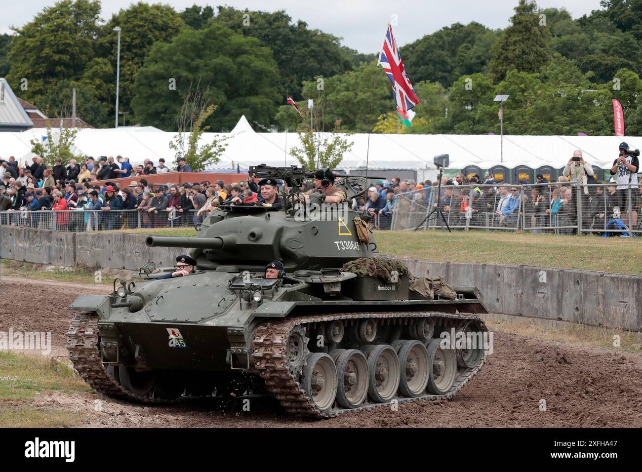 Ein leichter Panzer der US-Armee M24 Chaffee aus dem Zweiten Weltkrieg, der während des Tankfestes 2024 durch die Arena im Bovington Tank Museum fuhr Stockfoto