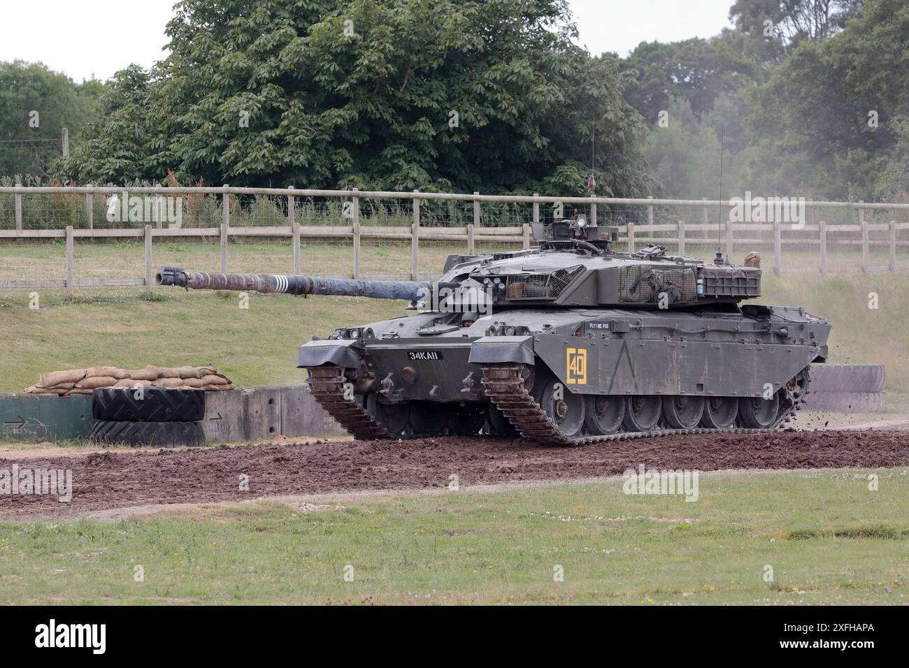 Ein Hauptkampfpanzer der British Army Challenger 1 fährt während des Tankfestes 2024 durch die Arena im Bovington Tank Museum Stockfoto