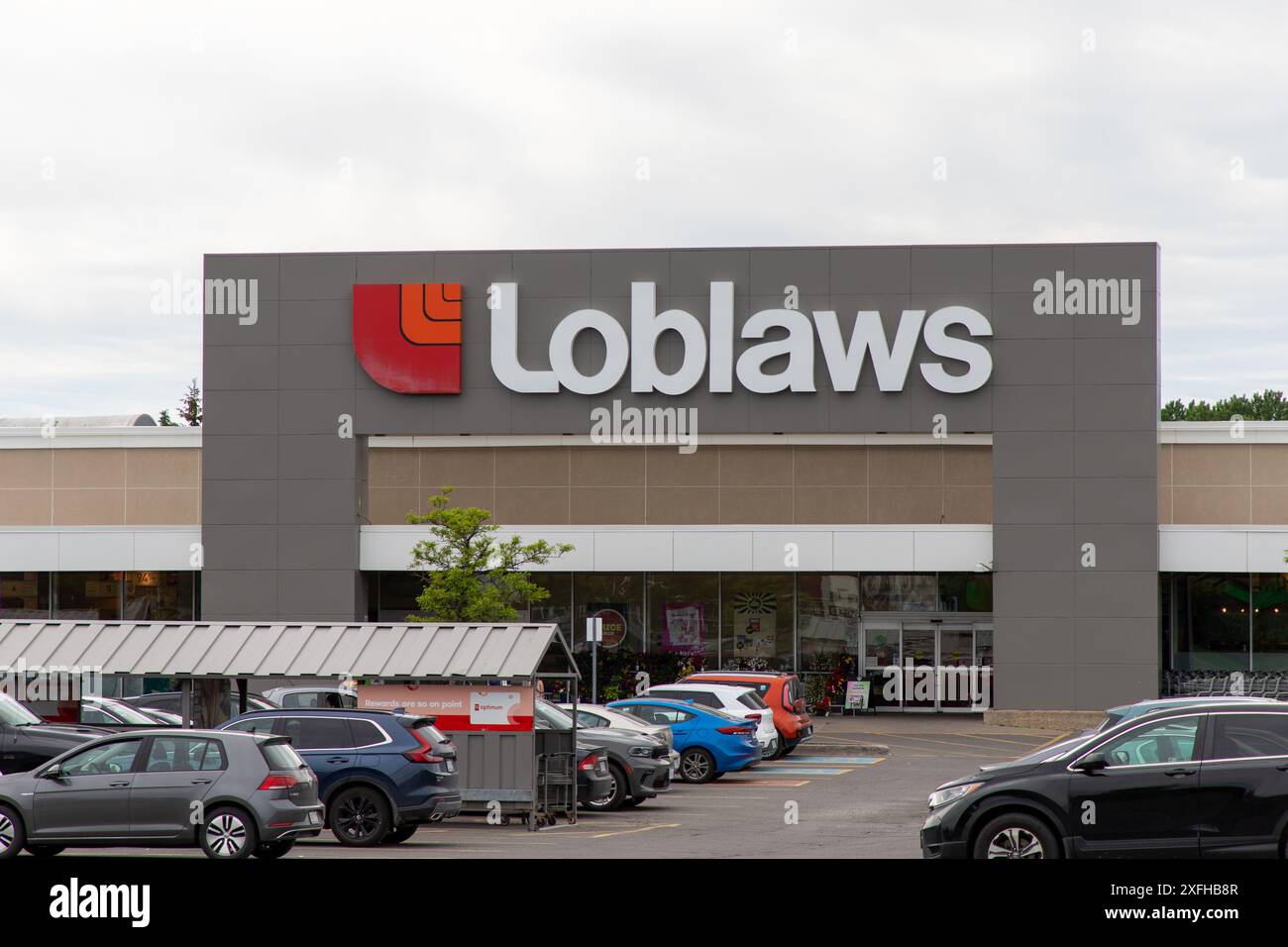 Kanata, Kanada - 2. Juni 2024: Loblaws Ladengebäude und Parkplatz, kanadische Supermarktkette Stockfoto