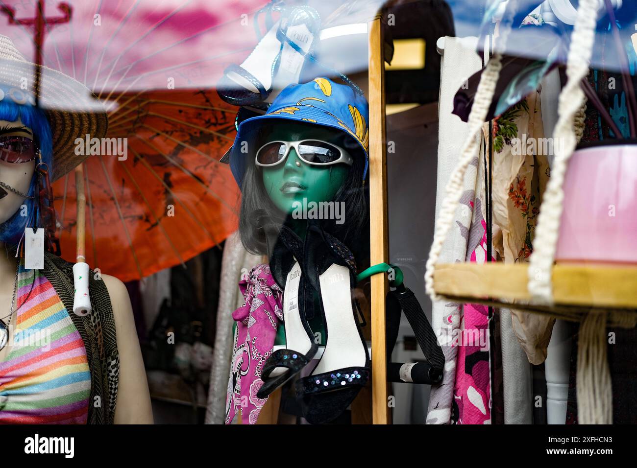 Schaufensterpuppen mit Sonnenbrille im Schaufenster Stockfoto