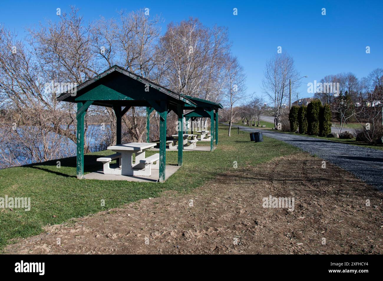 Picknickbereich im Becaguimec Park an der Main Street in Hartland, New Brunswick, Kanada Stockfoto