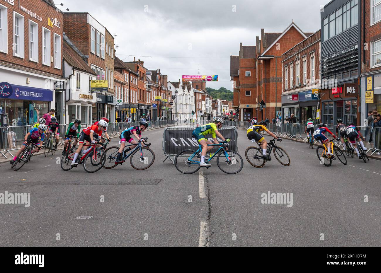 Juli 2024. Guildford Town Centre Rennen von British Cycling fanden heute Abend in Surrey, England, Großbritannien, statt. Das jährliche Radrennrennen findet auf einem schwierigen Kurs statt, einschließlich der steilen High Street mit ihren Pflastersteinen oder Pflastersteinen. Es gibt eine Reihe von Rennen, darunter Jugendveranstaltungen für verschiedene Altersgruppen, und der Abend gipfelte in Runde 3 der National Circuit Series. Stockfoto