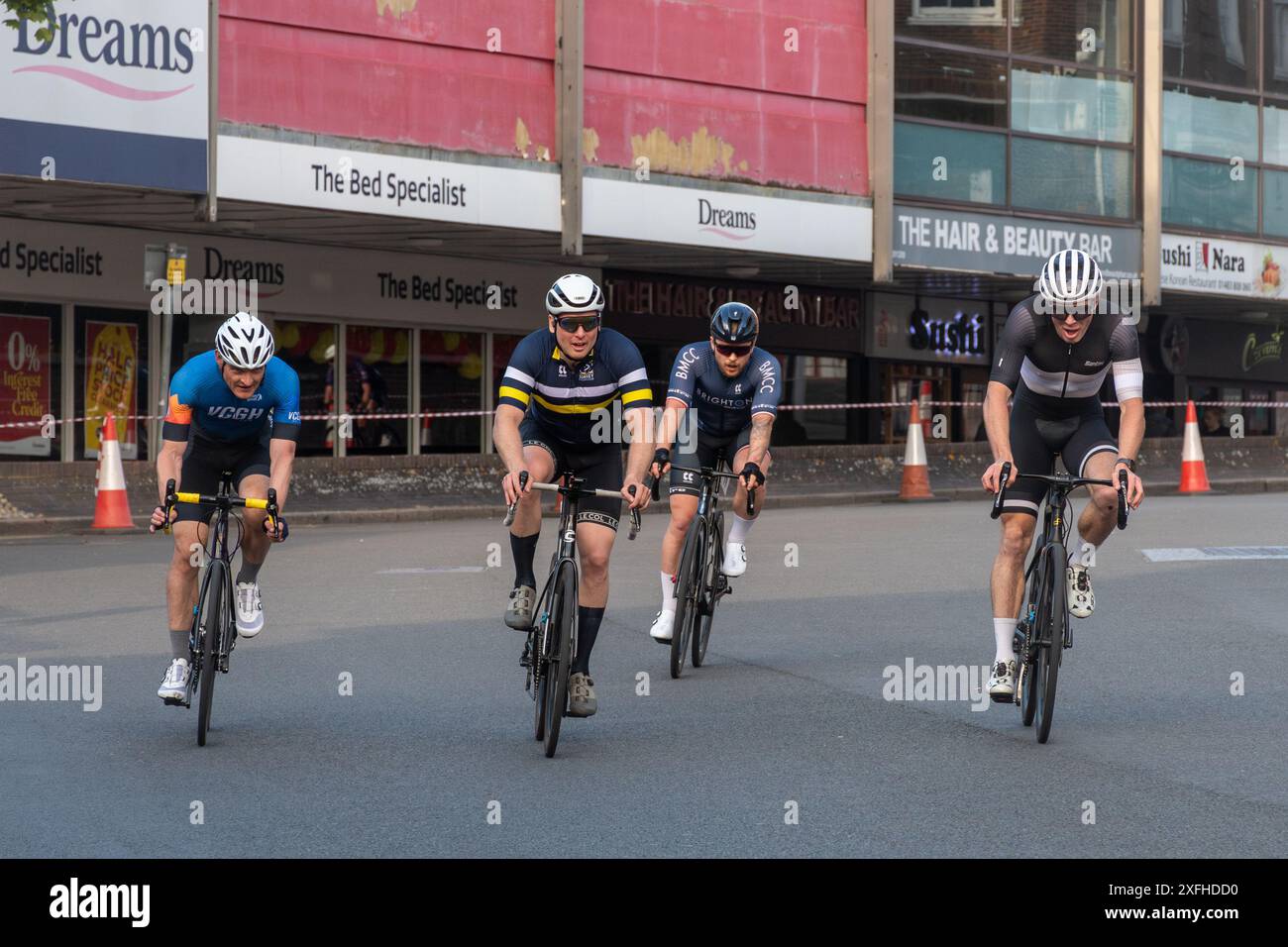 Juli 2024. Guildford Town Centre Rennen von British Cycling fanden heute Abend in Surrey, England, Großbritannien, statt. Das jährliche Radrennrennen findet auf einem schwierigen Kurs statt, einschließlich der steilen High Street mit ihren Pflastersteinen oder Pflastersteinen. Es gibt eine Reihe von Rennen, darunter Jugendveranstaltungen für verschiedene Altersgruppen, und der Abend gipfelte in Runde 3 der National Circuit Series. Stockfoto