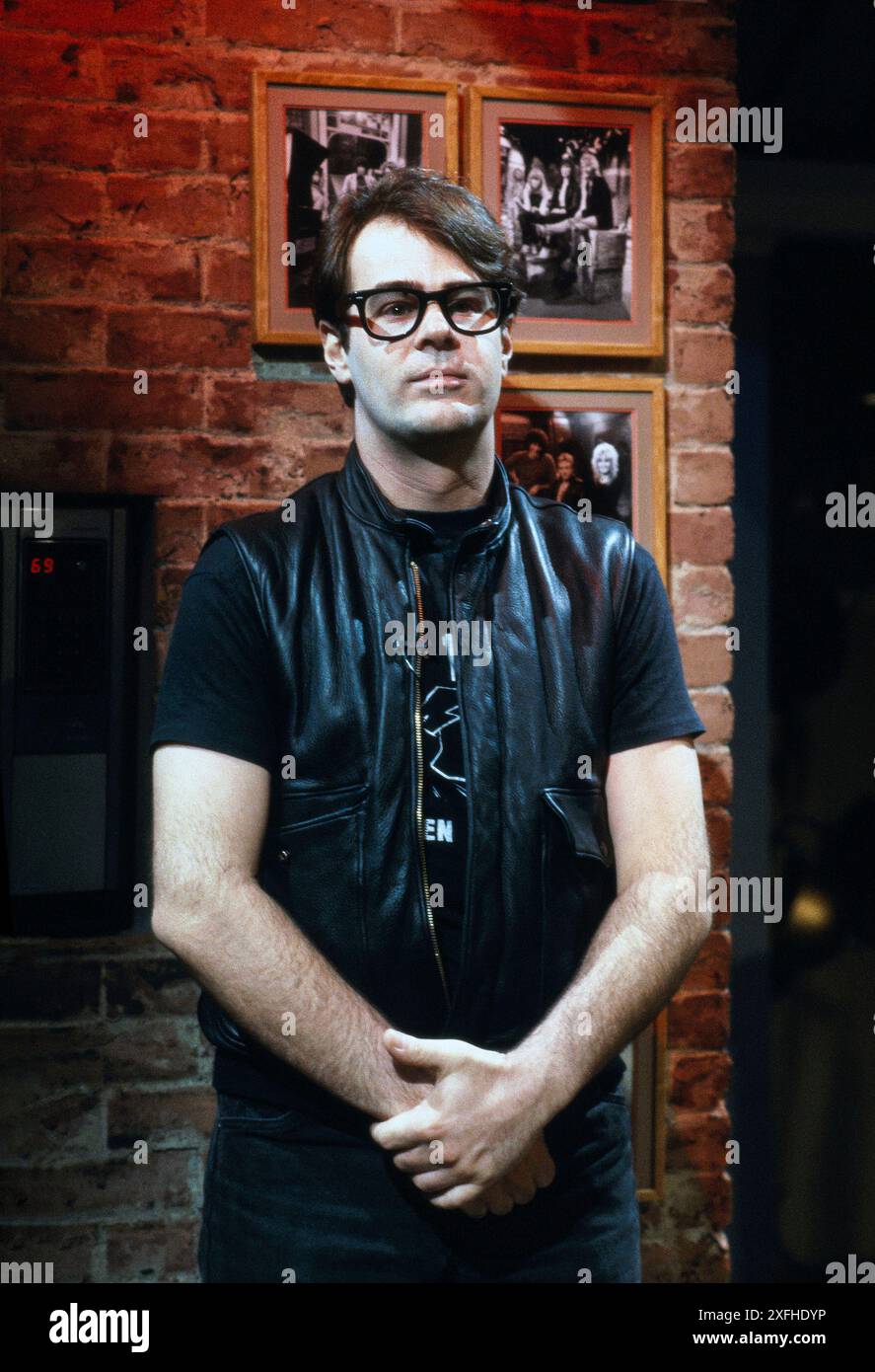 US-amerikanischer Schauspieler Dan Aykroyd, Porträt in halber Länge, am Set von MTV Music Television, New York City, New York, USA, Bernard Gotfryd, 1982 Stockfoto