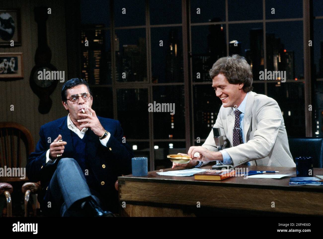 Moderator der US-amerikanischen Talkshow David Letterman mit Schauspieler und Komiker Jerry Lewis, Late Night mit David Letterman, NBC, Bernard Gotfryd, 1982 Stockfoto