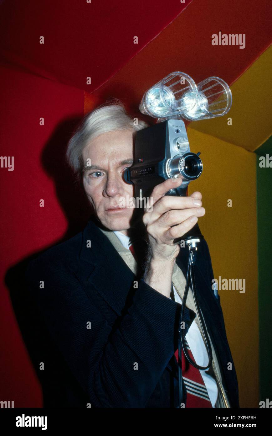 US-amerikanischer Popkünstler Andy Warhol, halblanges Porträt mit Blick durch das Objektiv der Polaroid-Polarisationskamera, Bernard Gotfryd, 1977 Stockfoto