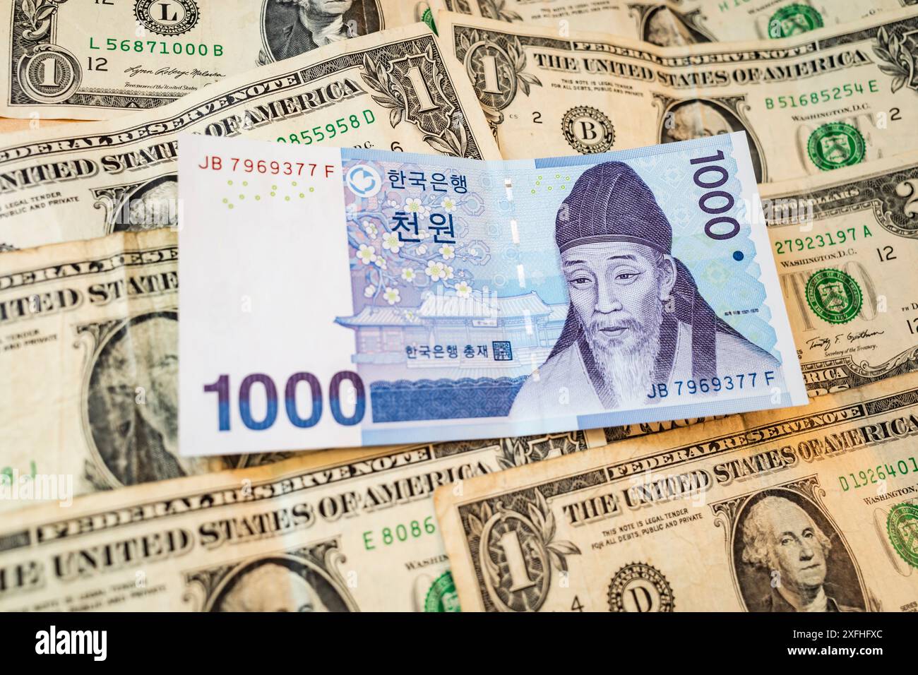 3. Juli 2024, Seoul, Republik Korea: Südkoreanische Won-Banknoten. Der koreanische Won hat mit mehreren wirtschaftlichen und politischen Herausforderungen zu kämpfen, die seinen Wert beeinflussen. Wirtschaftlich gesehen ist Südkorea mit einem Inflationsdruck konfrontiert, der durch Störungen der globalen Lieferkette und steigende Energiekosten verursacht wird, die die Verbraucherpreise und die allgemeine wirtschaftliche Stabilität beeinträchtigen. Die Bank of Korea hat die Zinssätze angepasst, um die Inflation zu steuern, aber diese Maßnahmen beeinflussen auch das Wirtschaftswachstum und die Währungsstabilität. Politisch, Spannungen mit Nordkorea und Unsicherheiten im Welthandel, insbesondere mit Stockfoto