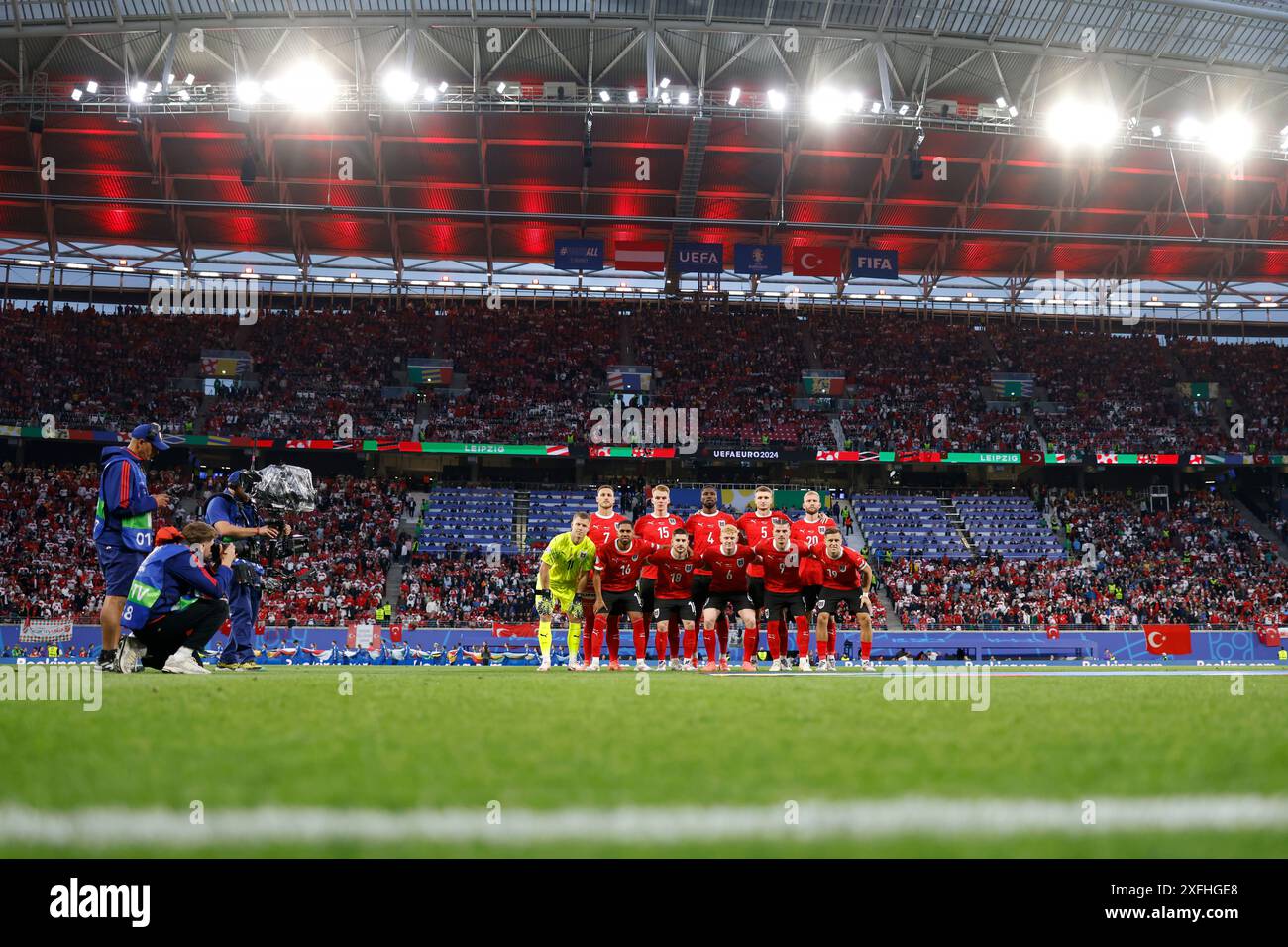 Leipzig, Deutschland. Juli 2024. UEFA-Fotografen und Filmcrew treten in den fram ein, als die elf Österreicher vor dem Auftakt für ein Teamfoto anstehen, in der hinteren Reihe ( L bis R ); Marko Arnautovic, Philipp Lienhart, Kevin Danso, Stefan Posch und Konrad Laimer in der ersten Reihe ( L bis R ); Patrick Pentz, Phillipp Mwene, Romano Schmid, Nicolas Seiwald, Marcel Sabitzer und Christoph Baumgartner beim Achtelfinale der UEFA-Europameisterschaften im Leipziger Stadion. Der Bildnachweis sollte lauten: Jonathan Moscrop/Sportimage Credit: Sportimage Ltd/Alamy Live News Stockfoto