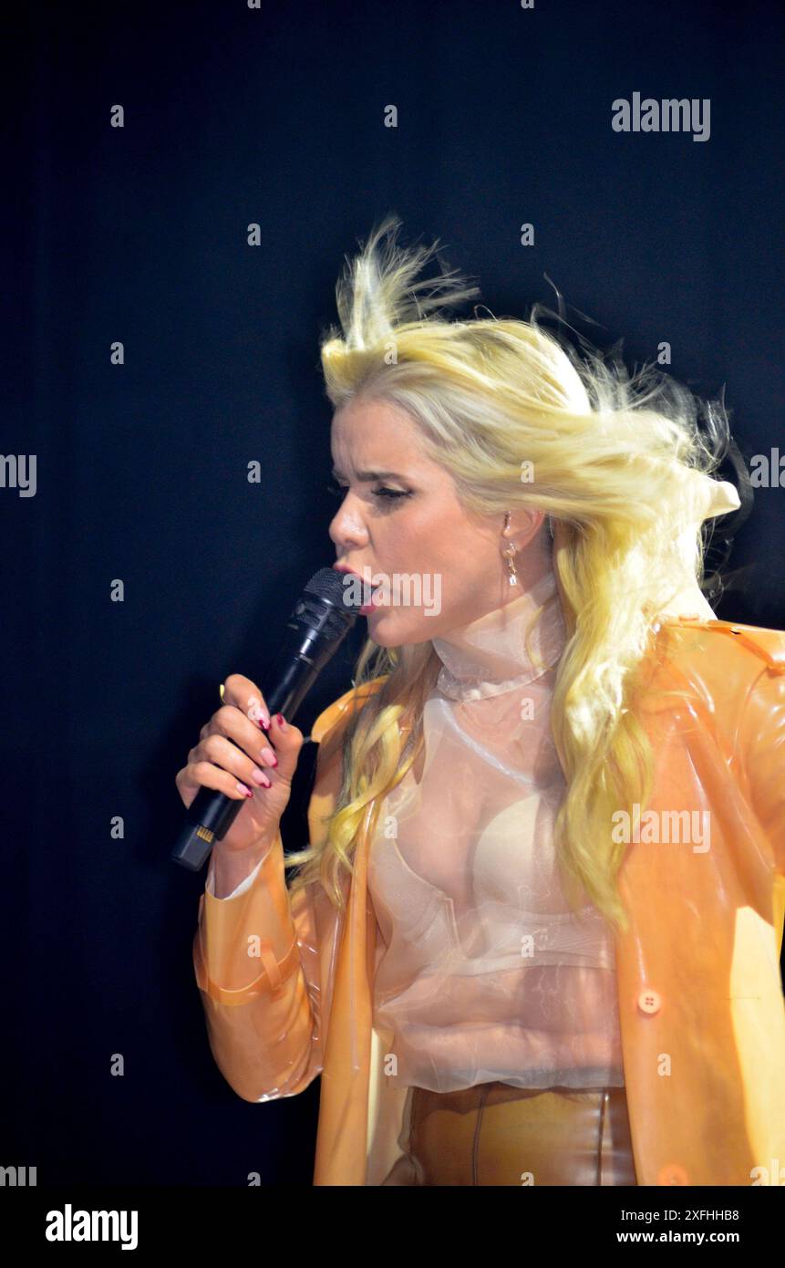 London, UK, 03.07.2024, Paloma Faith debütierte 2009 mit ihren Hits Stone Cold Sober und New York. 2014 veröffentlichte Faith ihren Hit Only Love Can Hurt Like This, der seitdem mit mehreren Platin-Auszeichnungen ausgezeichnet wurde. Die in Hackney geborene Sängerin greift auf verschiedene Einflüsse aus ihrer Vergangenheit zurück. Paloma ist derzeit auf der „The Glorification of Sadness Tour“. "Credit: Kingsley Davis/Alamy Live News Stockfoto London, UK, 03.07.2024, Paloma Faith debütierte 2009 mit ihren Hits Stone Cold Sober und New York. 2014 veröffentlichte Faith ihren Hit Only Love Can Hurt Like This, der seitdem mit mehreren Platin-Auszeichnungen ausgezeichnet wurde. Die in Hackney geborene Sängerin greift auf verschiedene Einflüsse aus ihrer Vergangenheit zurück. Paloma ist derzeit auf der „The Glorification of Sadness Tour“. "Credit: Kingsley Davis/Alamy Live News Stockfoto