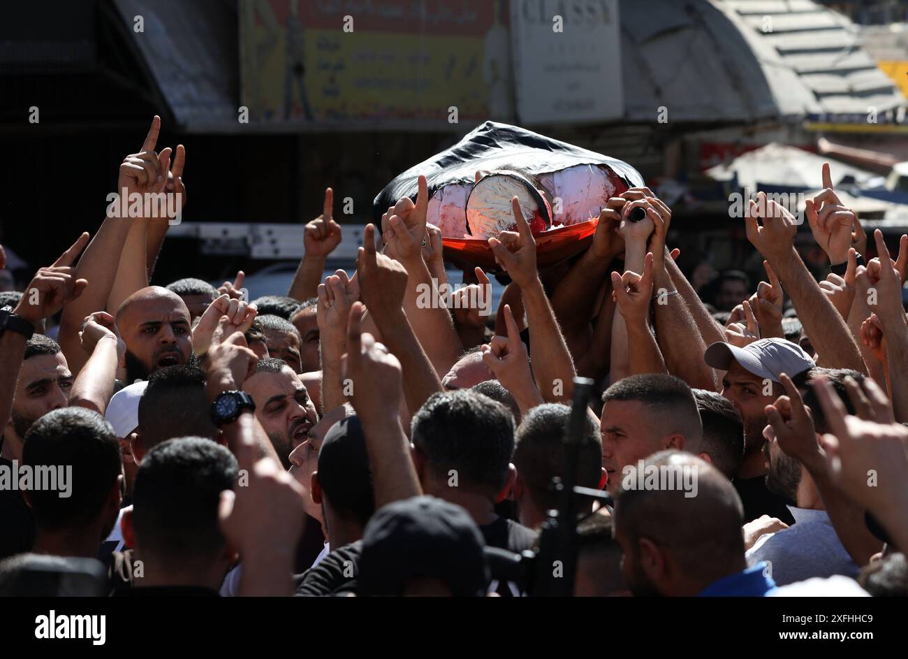 Jenin. Juli 2024. Palästinensische Trauer tragen die Leiche von Nidal Ziad Al-Amer während seiner Beerdigung, nachdem er am 3. Juli 2024 in der Stadt Jenin im Westjordanland von israelischen Truppen getötet wurde. Der junge Palästinenser in der Stadt Jenin im nördlichen Westjordanland wurde am Mittwoch von israelischen Truppen getötet, sagten die palästinensischen Gesundheitsbehörden. Quelle: Ayman Nobani/Xinhua/Alamy Live News Stockfoto