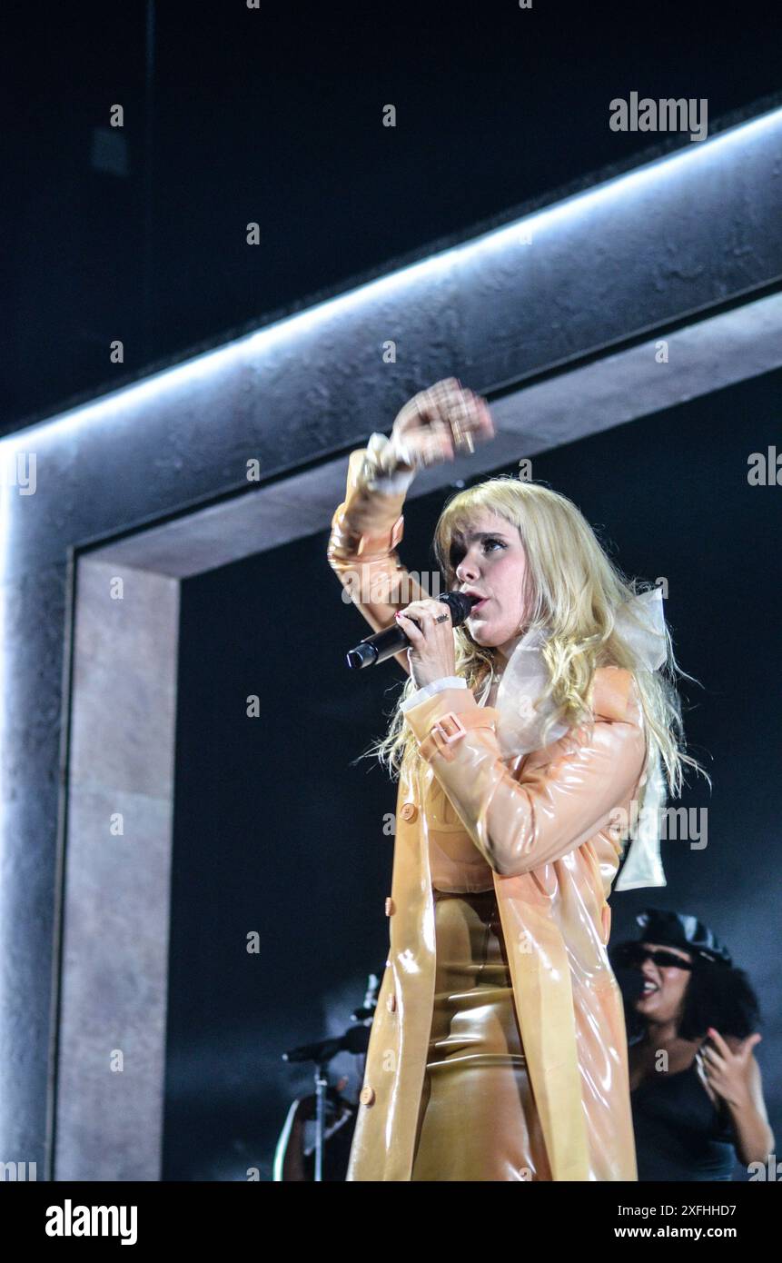 London, UK, 03.07.2024, Paloma Faith debütierte 2009 mit ihren Hits Stone Cold Sober und New York. 2014 veröffentlichte Faith ihren Hit Only Love Can Hurt Like This, der seitdem mit mehreren Platin-Auszeichnungen ausgezeichnet wurde. Die in Hackney geborene Sängerin greift auf verschiedene Einflüsse aus ihrer Vergangenheit zurück. Paloma ist derzeit auf der „The Glorification of Sadness Tour“. "Credit: Kingsley Davis/Alamy Live News Stockfoto London, UK, 03.07.2024, Paloma Faith debütierte 2009 mit ihren Hits Stone Cold Sober und New York. 2014 veröffentlichte Faith ihren Hit Only Love Can Hurt Like This, der seitdem mit mehreren Platin-Auszeichnungen ausgezeichnet wurde. Die in Hackney geborene Sängerin greift auf verschiedene Einflüsse aus ihrer Vergangenheit zurück. Paloma ist derzeit auf der „The Glorification of Sadness Tour“. "Credit: Kingsley Davis/Alamy Live News Stockfoto