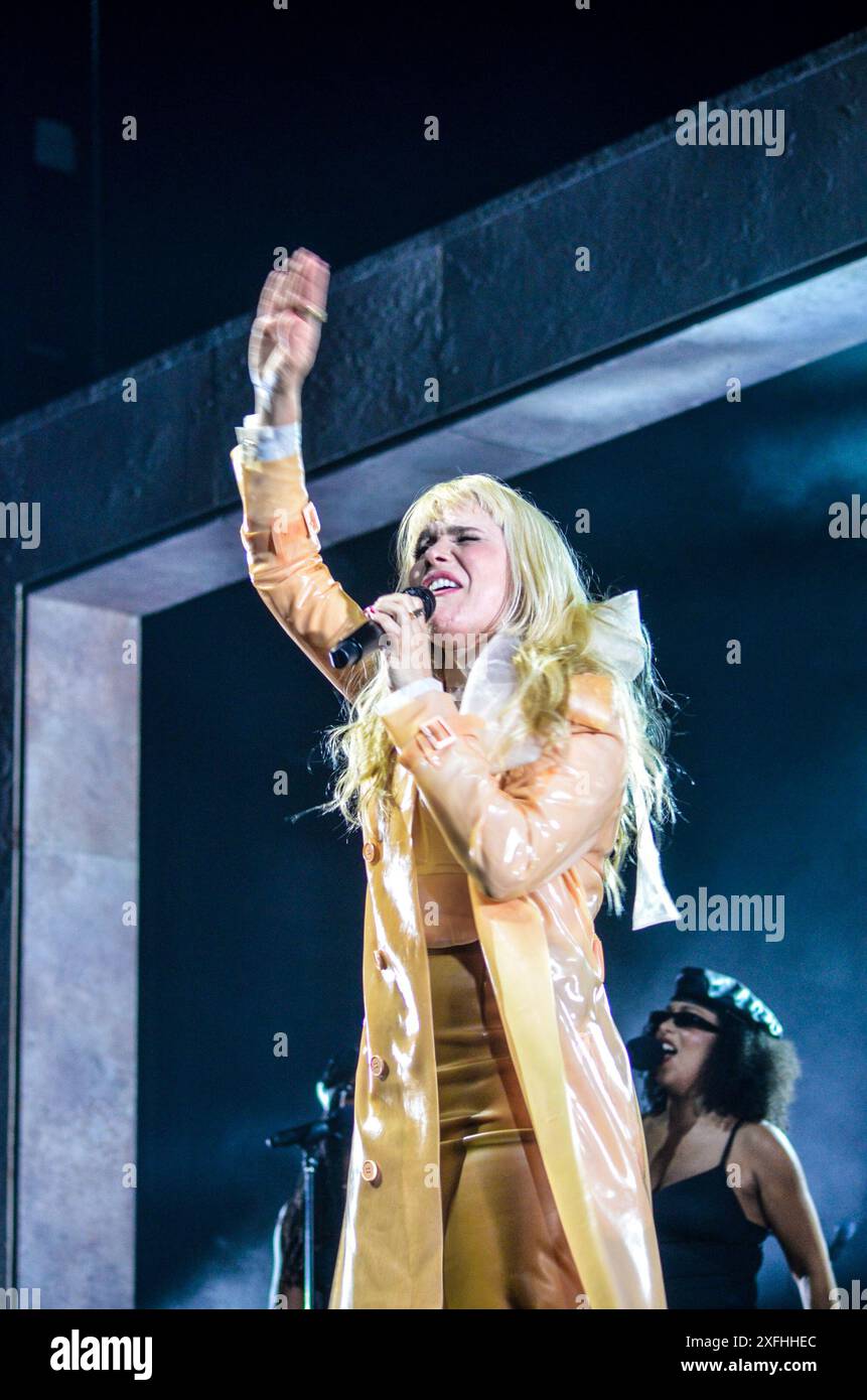 London, UK, 03.07.2024, Paloma Faith debütierte 2009 mit ihren Hits Stone Cold Sober und New York. 2014 veröffentlichte Faith ihren Hit Only Love Can Hurt Like This, der seitdem mit mehreren Platin-Auszeichnungen ausgezeichnet wurde. Die in Hackney geborene Sängerin greift auf verschiedene Einflüsse aus ihrer Vergangenheit zurück. Paloma ist derzeit auf der „The Glorification of Sadness Tour“. "Credit: Kingsley Davis/Alamy Live News Stockfoto London, UK, 03.07.2024, Paloma Faith debütierte 2009 mit ihren Hits Stone Cold Sober und New York. 2014 veröffentlichte Faith ihren Hit Only Love Can Hurt Like This, der seitdem mit mehreren Platin-Auszeichnungen ausgezeichnet wurde. Die in Hackney geborene Sängerin greift auf verschiedene Einflüsse aus ihrer Vergangenheit zurück. Paloma ist derzeit auf der „The Glorification of Sadness Tour“. "Credit: Kingsley Davis/Alamy Live News Stockfoto