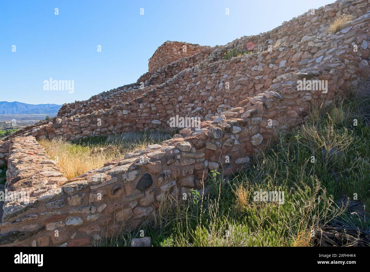 Zitadelle auf den Dorfmauern von Tuzigoot Pueblo Ruine mit Blick auf das Tal des Flusses verde und den Mongollon Rand Steilhang Stockfoto