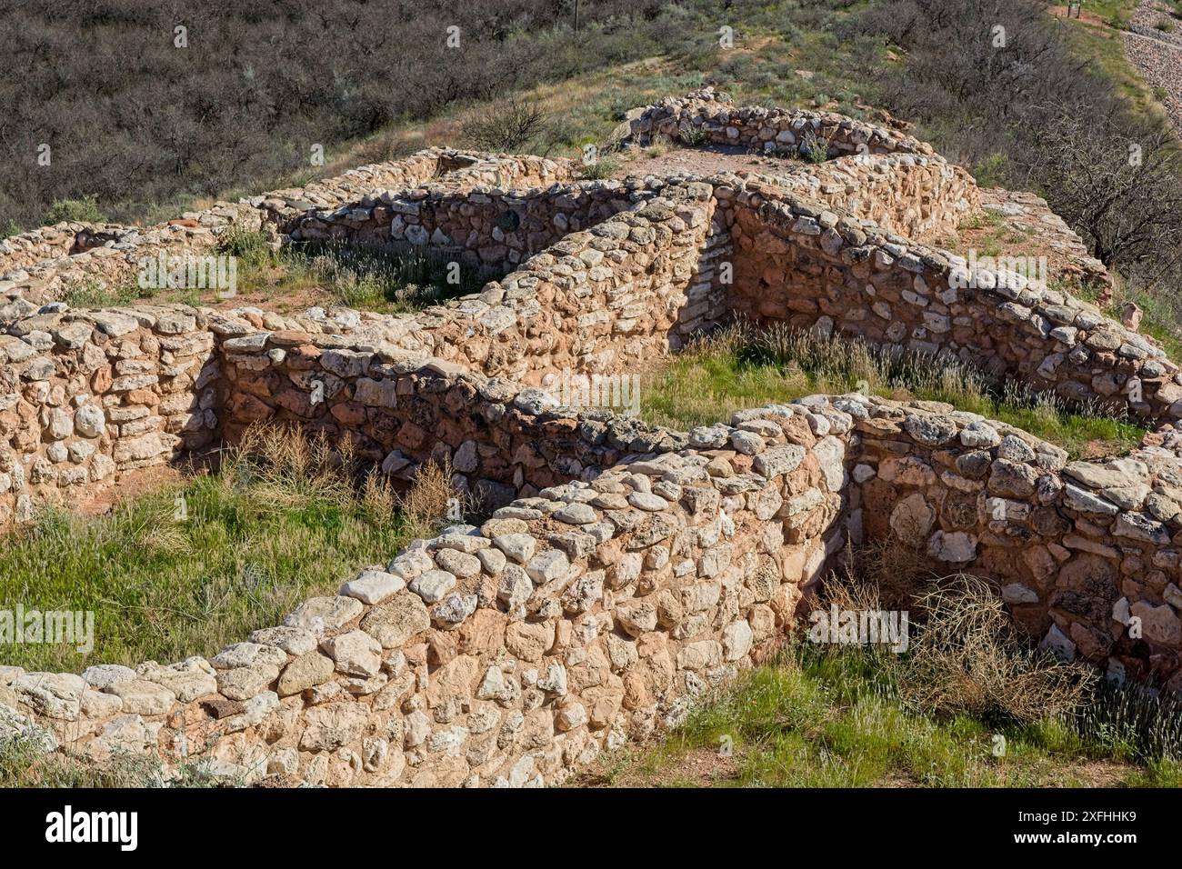 Gemauerte Wände der Zimmer zu Tuzigoot Pueblo Ruinen auf einem Hügel mit Blick auf das Tal des Flusses verde Stockfoto