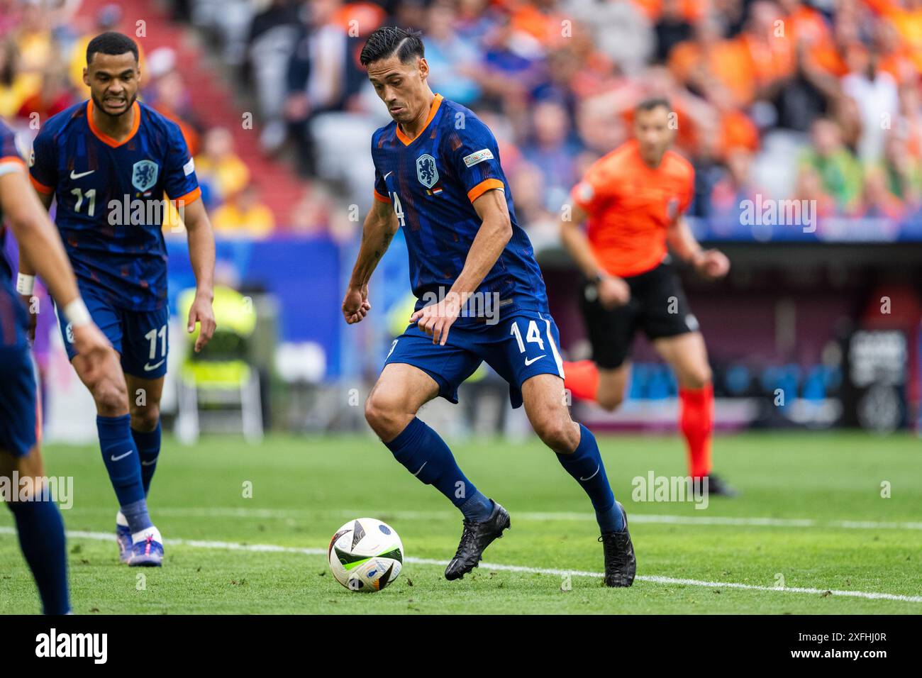 München, Deutschland. Juli 2024. Tijjani Reijnders (14) aus den Niederlanden, die beim Achtelfinale der UEFA Euro 2024 zwischen Rumänien und den Niederlanden in der Allianz Arena in München zu sehen waren. Stockfoto