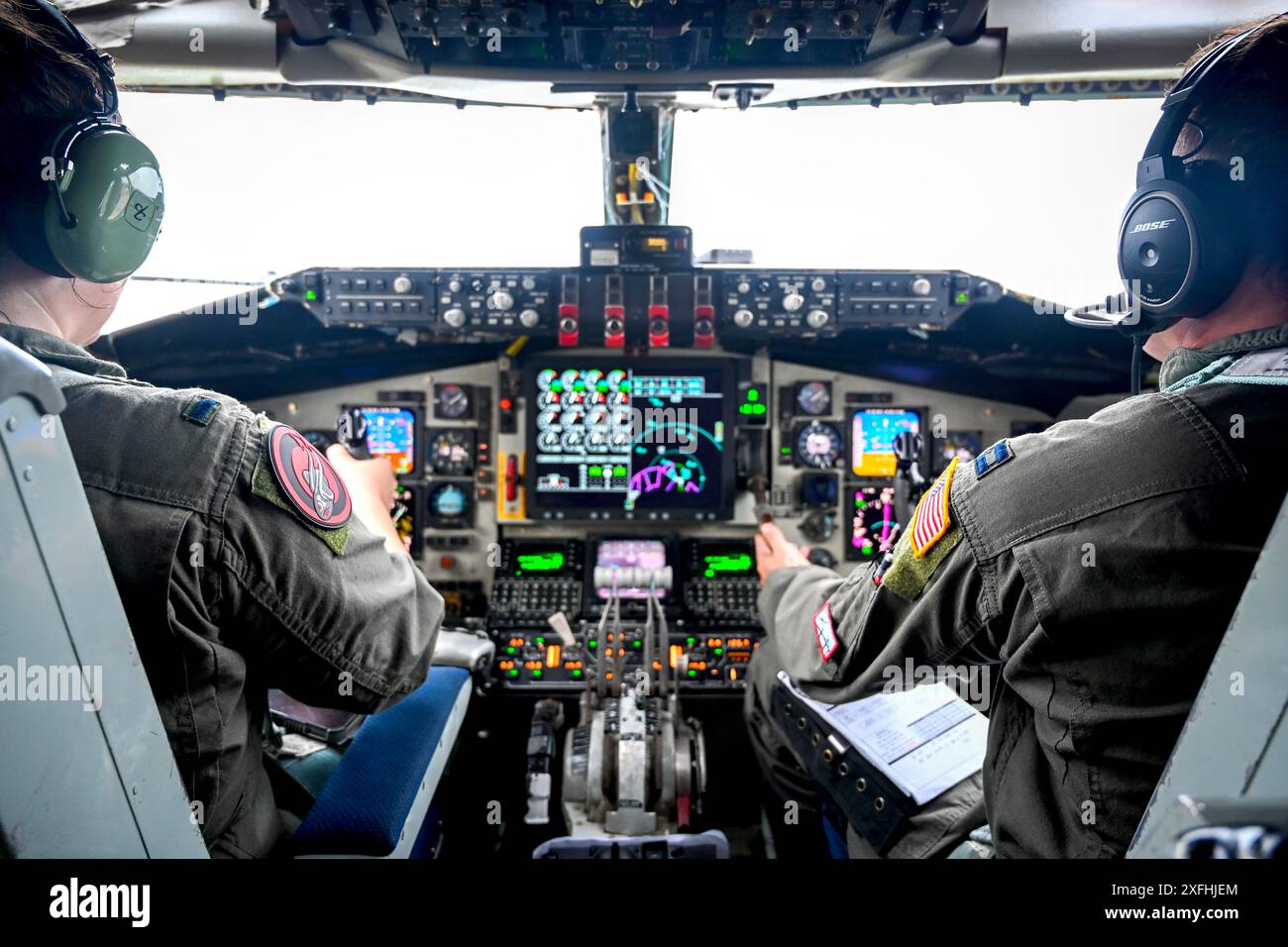 United States Air Force 1. Lieutenant Mallory Frister, links, und Captain Caleb Elms, 50th Air Betankungeschwader KC-135 Stratotanker Co-Pilot und Flugzeugkommandant der MacDill Air Force Base, Florida, starten am 26. Juni 2024 von der Fluglinie auf der Shaw Air Force Base, S.C. Die 50th ARS-Piloten arbeiten daran, Flugzeuge der USA und alliierter Nationen mit Luftbetankung zu unterstützen und so die Ausbildungs- und Missionsaktivitäten der Air Force weltweit zu erweitern. (Foto der U.S. Air Force von Senior Airman Steven Cardo) Stockfoto
