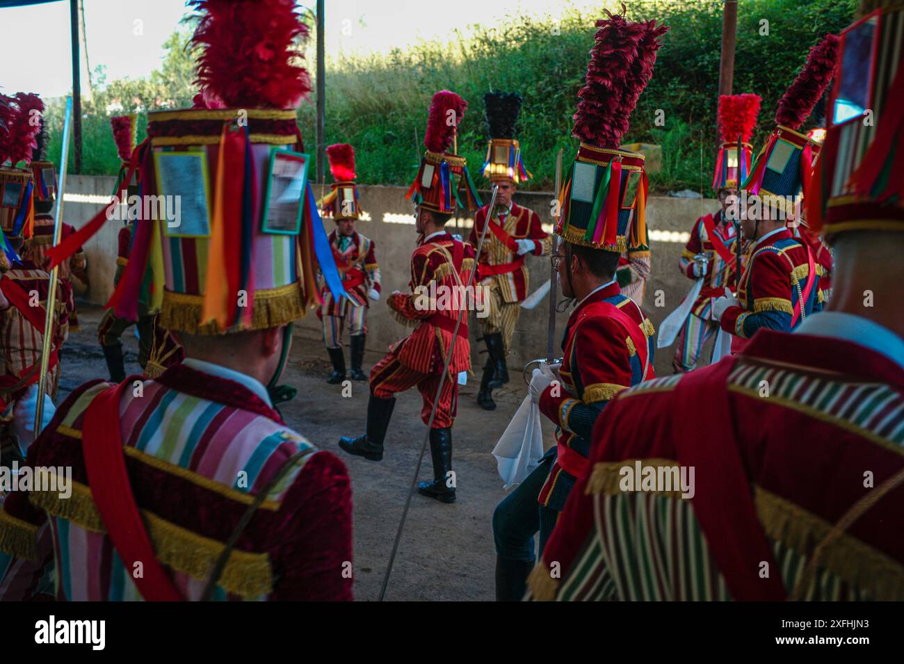 Das Festival „Bugiada e Mouriscada“ in São João de Sobrado, Valongo, Portugal, erwacht am 24. Juni zum Leben. Die Mourisqueiros tragen bunte Kostüme und führen historische Schlachten gegen die Bugios in einer lebhaften Feier der Tradition und Geschichte nach. Stockfoto