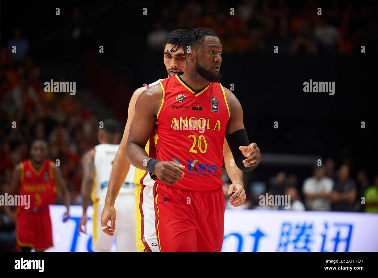 Bruno Fernando vom angolanischen Team wurde während des Spiels zwischen Spanien und Angola in der Gruppenphase des FIBA Olympischen Qualifikationsturniers Spanien 2024 gesehen Stockfoto