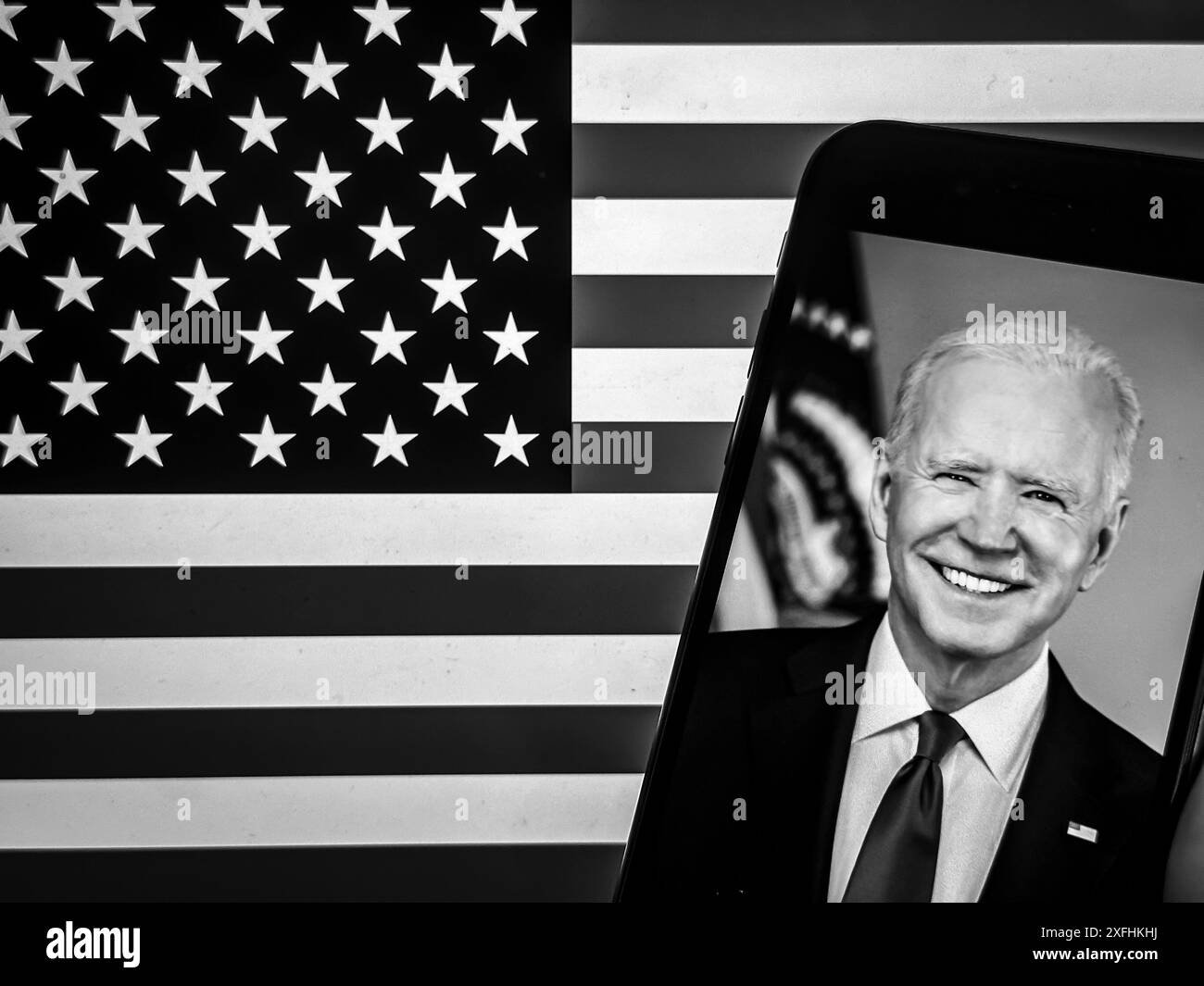 New York, New York, USA. Juli 2024. Das offizielle Porträt von Präsident Joe Biden vor einer amerikanischen Flagge, wie viele demokratische Strategen Mr. Biden auffordern, für eine zweite Amtszeit als mutmaßlicher demokratischer Kandidat nach einer desaströsen Debattierung zurückzutreten, ließ Fragen bezüglich seines Alters in Frage stellen. Die US-Präsidentschaftswahlen 2024 sind von intensivem Wettbewerb und wichtigen Problemen geprägt. Schwerpunkte sind Wirtschaft, Gesundheitswesen und Einwanderung. Die wirtschaftlichen Diskussionen konzentrieren sich auf Inflation, Schaffung von Arbeitsplätzen und Strategien für nachhaltiges Wachstum. Stockfoto