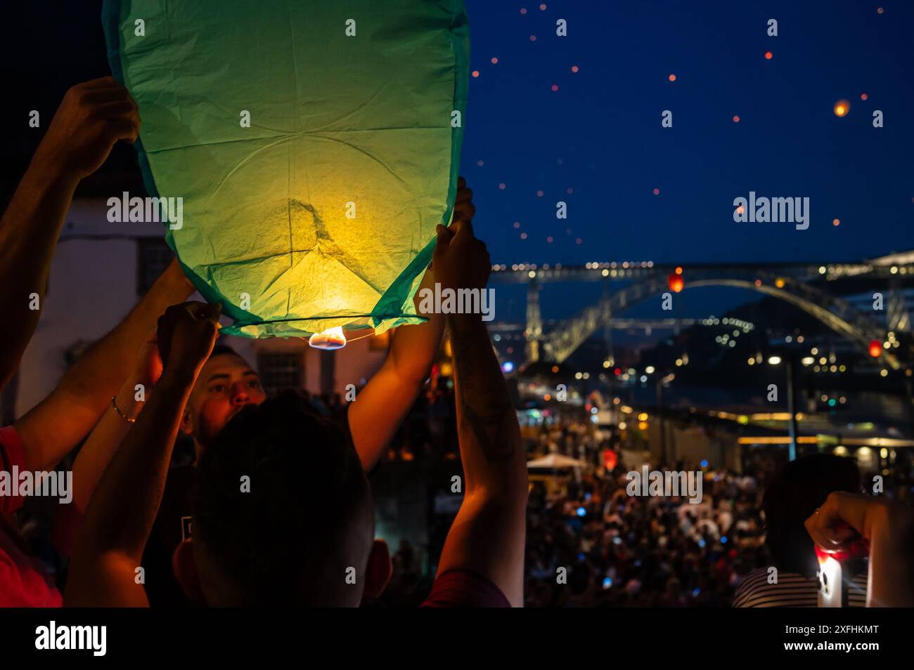 Heißluftballons, die über die Brücke Luis I und den Fluss Douro während des Festes des Heiligen Johannes von Porto (Festa de São João do Porto) im Mittsommer in der Nacht des 23. Juni in der Stadt Porto, Portugal, starten Stockfoto