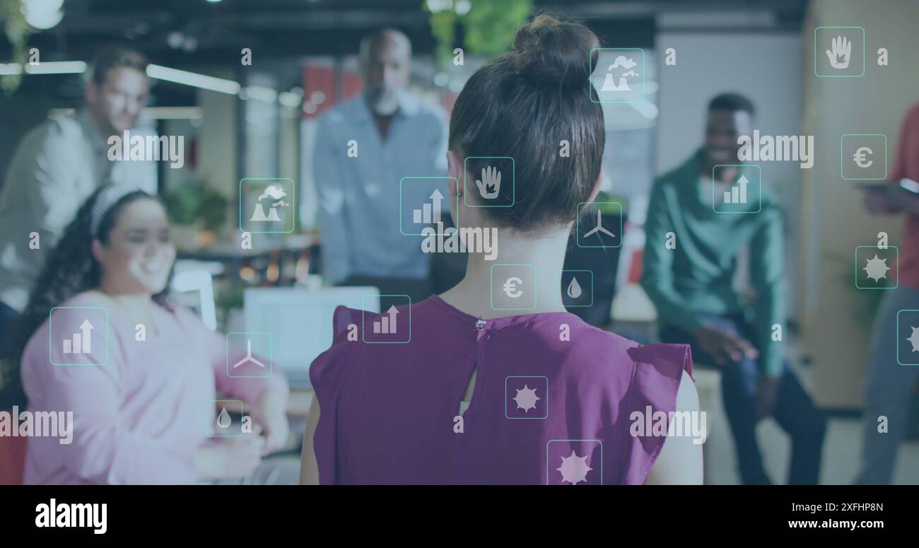 Bild mehrerer Symbole über verschiedenen Kollegen, die im Büro Ideen austauschen Stockfoto