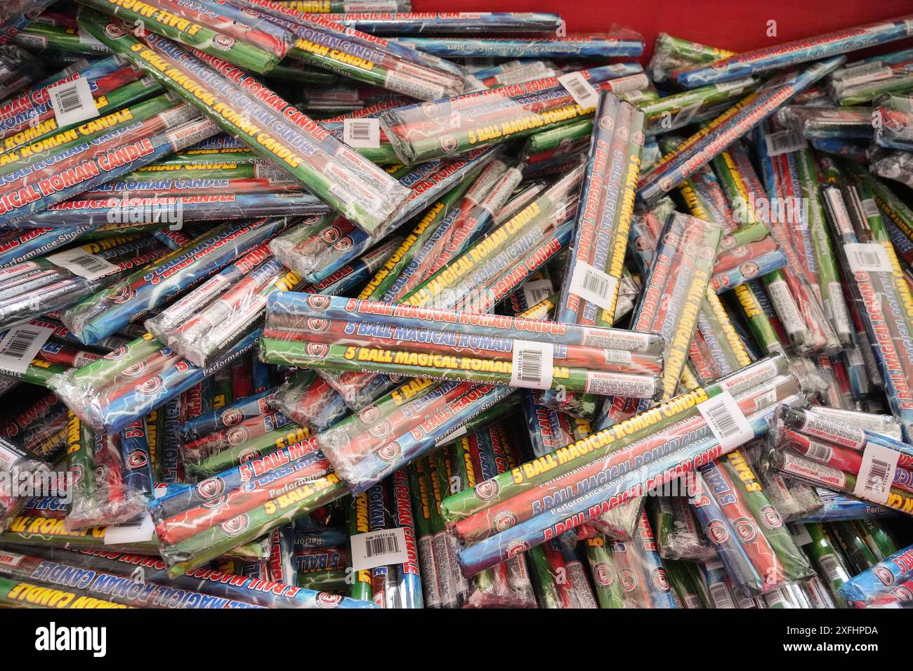 West Alton, Usa. Juli 2024. Fünf magische römische Kerzen stehen am Mittwoch, den 3. Juli 2024, in Fireworks City in West Alton, Missouri zum Verkauf. Nach Angaben des Managements sind römische Kerzen aller Art in diesem Jahr der führende Verkäufer von Feuerwerken. Foto: Bill Greenblatt/UPI Credit: UPI/Alamy Live News Stockfoto