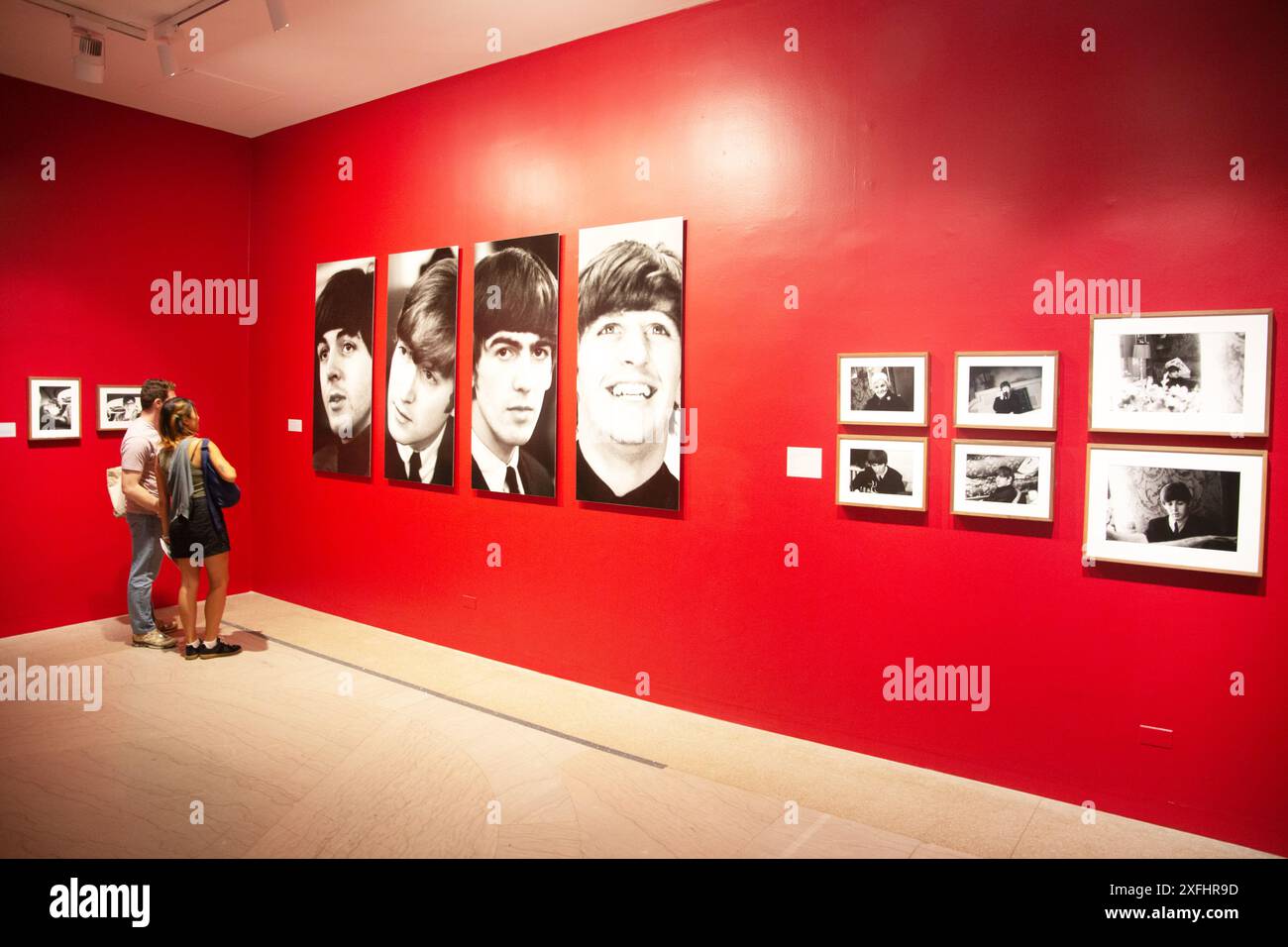 Eine Ansicht der Objekte, die im Brooklyn Museum in New York City ausgestellt wurden. Paul McCartney Fotografien 1963–64: Eyes of the Storm. Stockfoto