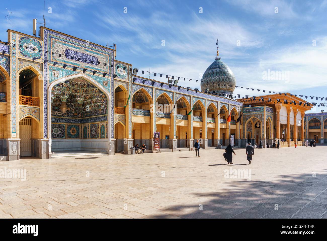 Shiraz, Iran - 29. Oktober 2018: Wunderschöner Blick auf die Shah Cheragh Moschee und das Mausoleum vom Hof aus. Erstaunliche islamische Architektur. Stockfoto
