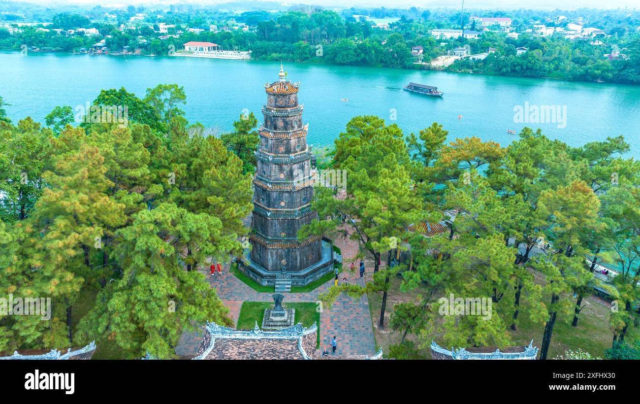 Die Thien-Mu-Pagode aus der Vogelperspektive ist eine der alten Pagode in der Stadt Hue. Es liegt am Ufer des Parfümflusses in Vietnams historischer Stadt Stockfoto