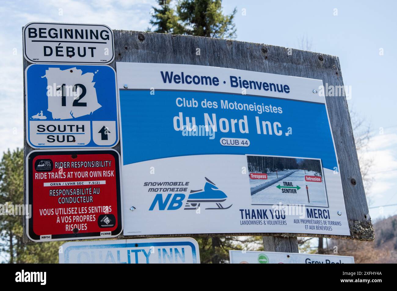 Verschiedene Schilder auf dem Trans Canada Trail in Edmunston, New Brunswick, Kanada Stockfoto