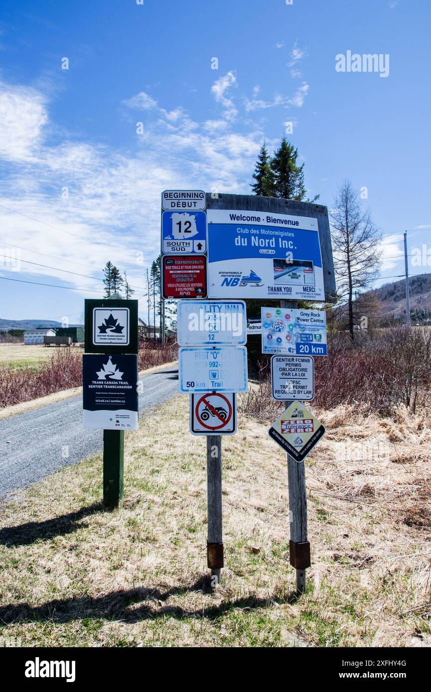 Verschiedene Schilder auf dem Trans Canada Trail in Edmunston, New Brunswick, Kanada Stockfoto