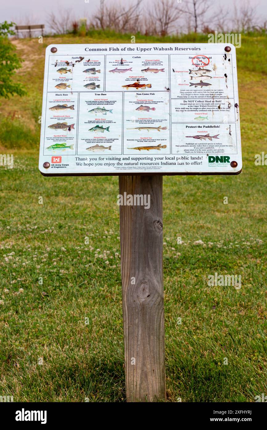 Auf einem Schild des Indiana Department of Natural Resources am J. Edward Roush Lake in der Nähe sind die Fischarten der Upper Wabash Reservoirs aufgeführt. Stockfoto