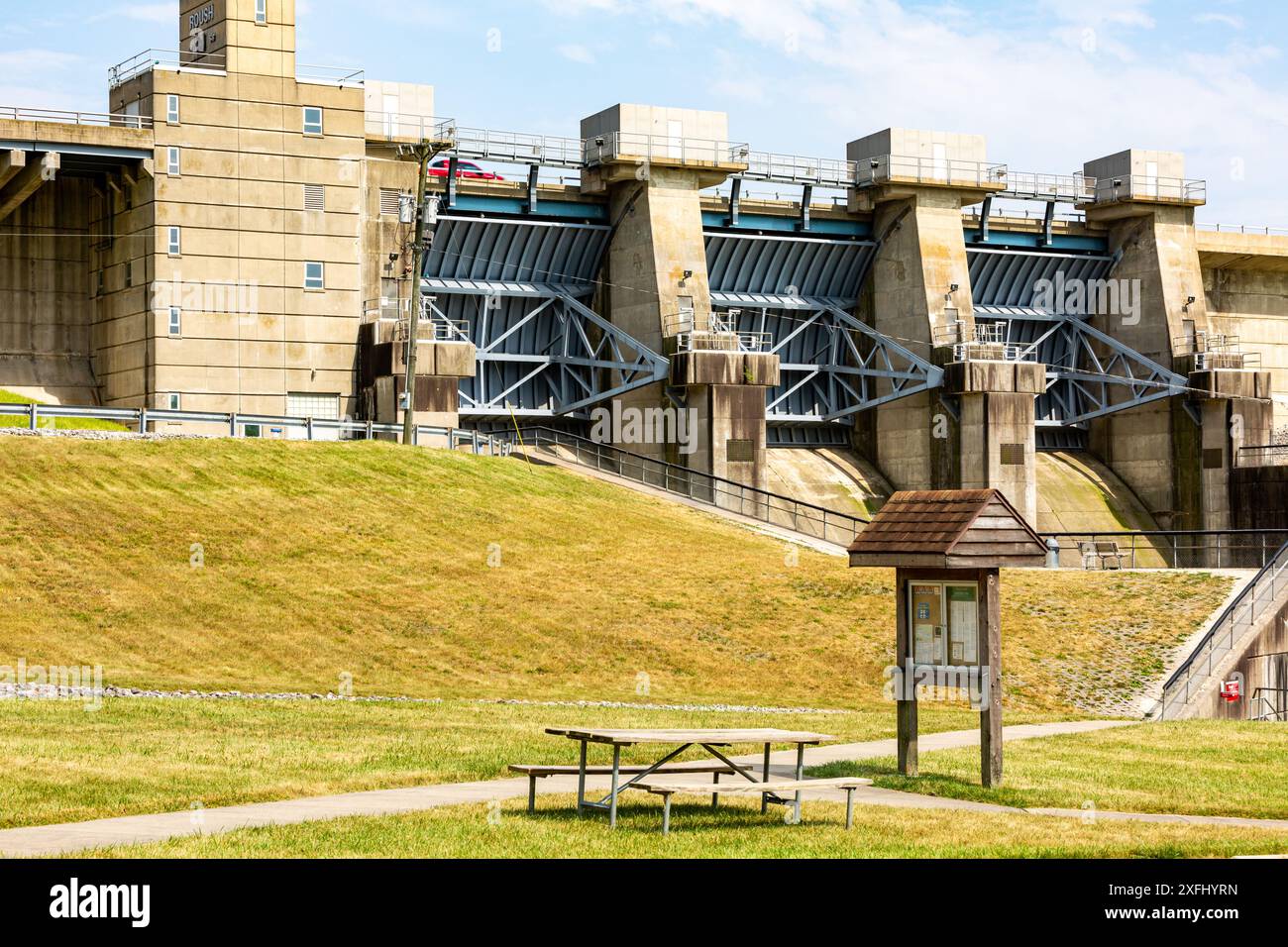 Das US Army Corps of Engineers betreibt den Staudamm J. Edward Roush aus Sicht des Picknickbereichs Arrowhead North in der Nähe von Huntington, Indiana, USA. Stockfoto Das US Army Corps of Engineers betreibt den Staudamm J. Edward Roush aus Sicht des Picknickbereichs Arrowhead North in der Nähe von Huntington, Indiana, USA. Stockfoto