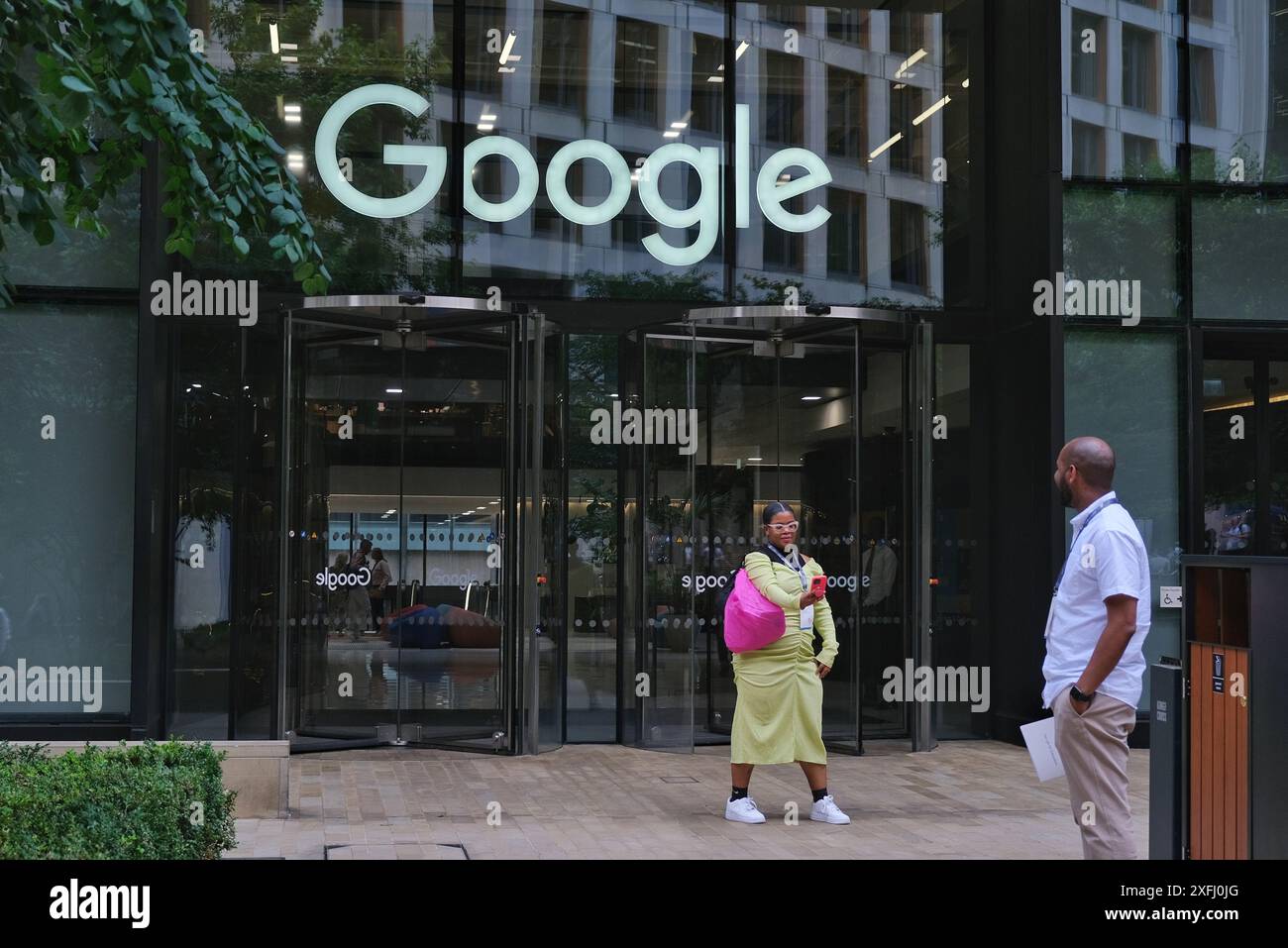 London, Großbritannien. Eine Frau macht ein Selfie vor den Google-Büros in King's Cross. Stockfoto