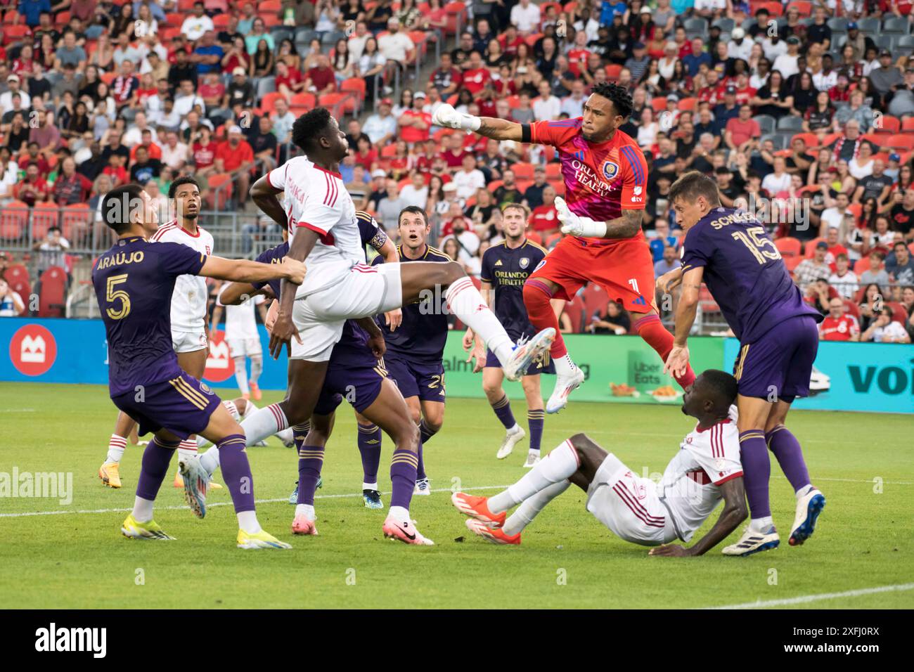 Toronto, Ontario, Kanada. Juli 2024. Pedro Gallese #1 (R) und Aime Mabika #6 (L) im MLS-Spiel zwischen Toronto FC und Orlando City SC im BMO Field in Toronto. Das Spiel endete 1-2 für Orlando City SC (Credit Image: © Angel Marchini/ZUMA Press Wire) NUR REDAKTIONELLE VERWENDUNG! Nicht für kommerzielle ZWECKE! Stockfoto