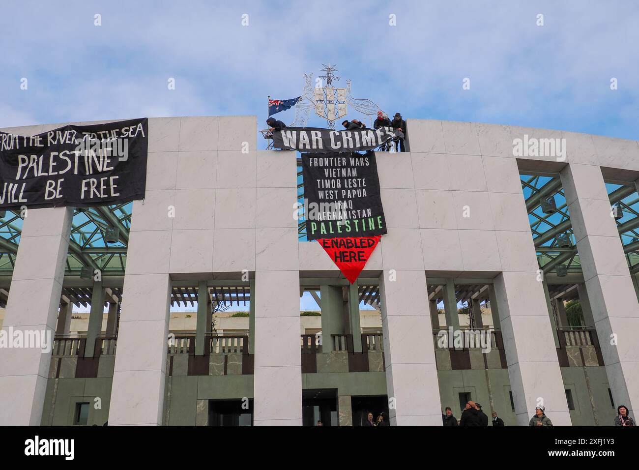 4. Juli 2024, Australien, Canberra, Parlamentsgebäude. Pro-palästinensische Demonstranten klettern auf das Dach des australischen Parlaments, um Banner zu entfalten, die die Rolle der australischen Regierung bei der Förderung des Völkermords in Gaza kritisieren Stockfoto