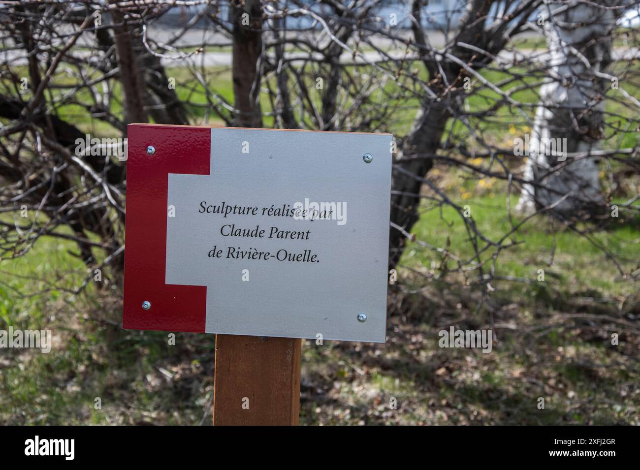 Künstlerschild auf der hölzernen Kuhskulptur auf der Milchfarm La Ferme Gilles Landry am QC 132 in Rivière-Ouelle, Quebec, Kanada Stockfoto