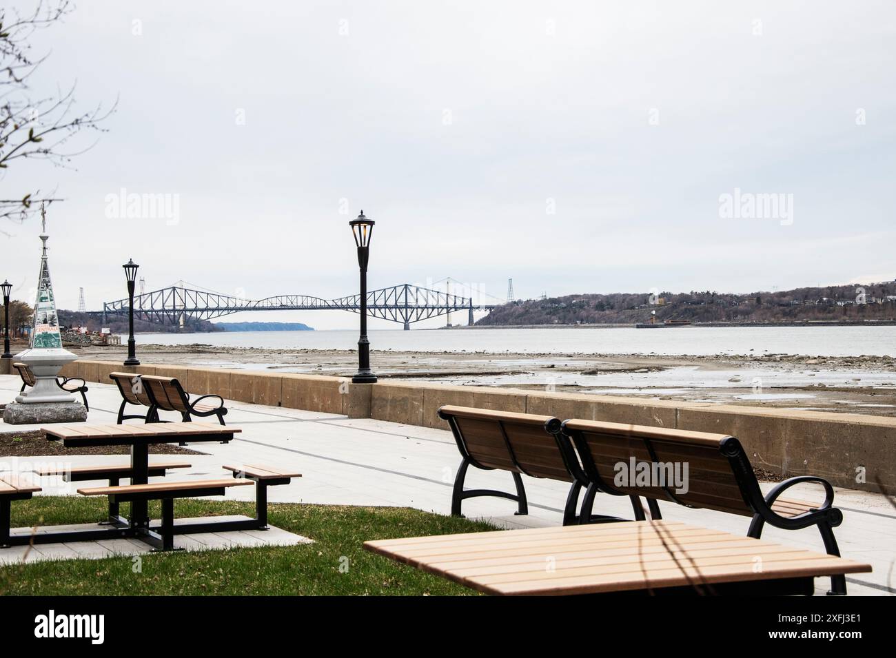 Blick auf die Pierre Laporte Brücke über den St. Lawrence River von Levis, Quebec, Kanada Stockfoto