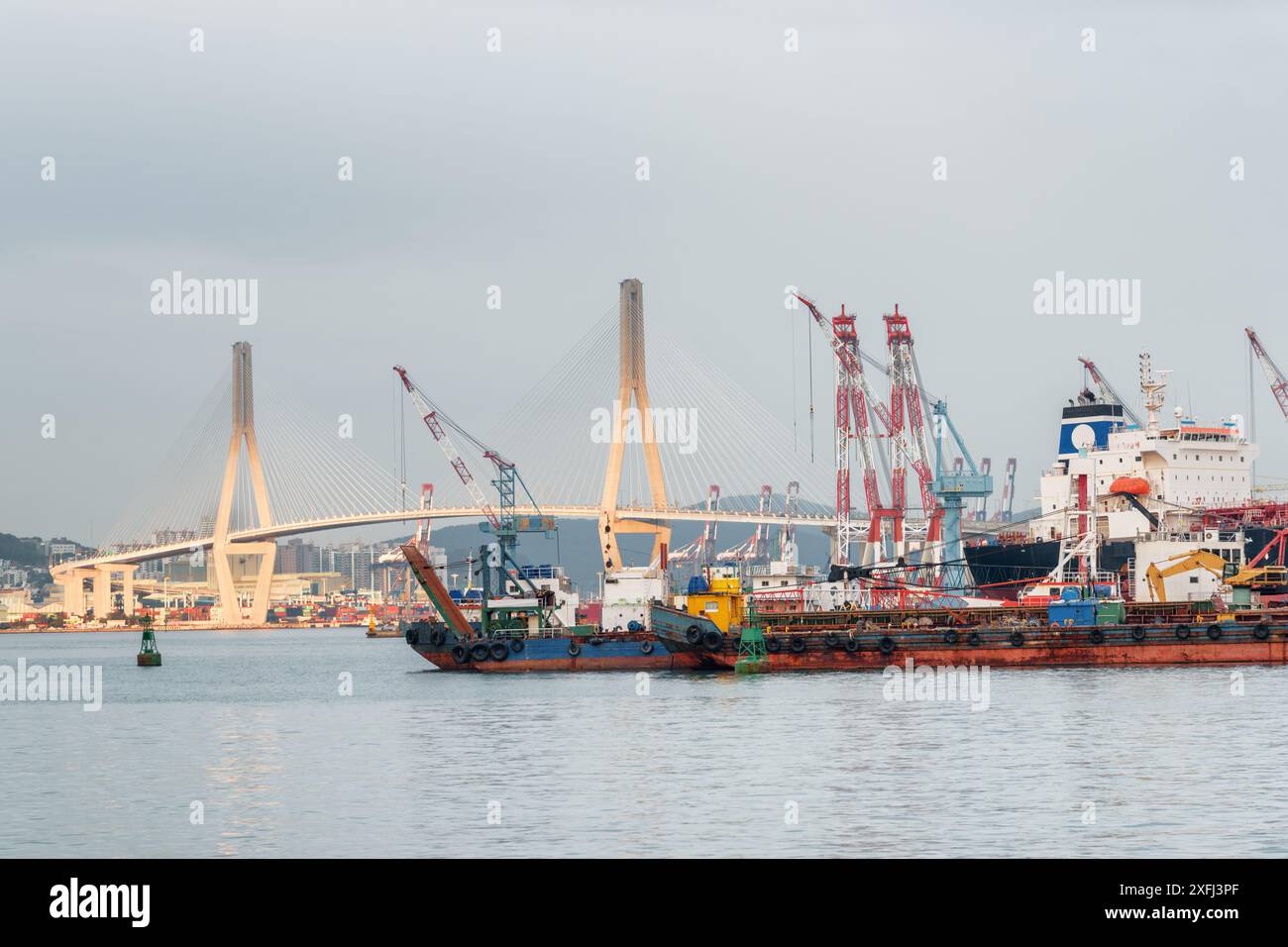 Wunderschöner Blick auf die Busan Harbor Bridge und den Hafen von Busan in Südkorea. Malerische Stadtlandschaft. Stockfoto