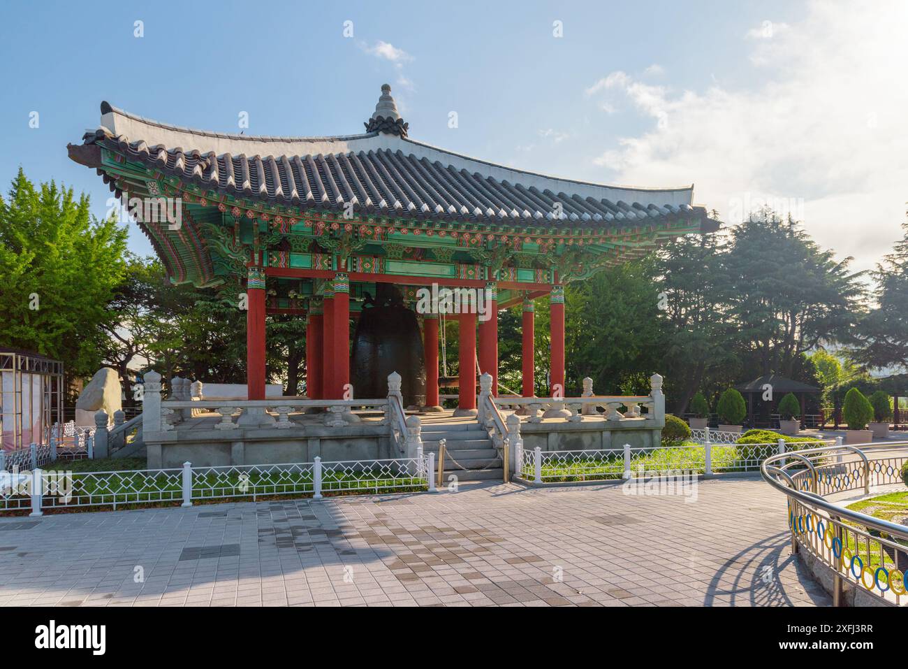 Farbenfroher Glockenpavillon mit traditioneller koreanischer Architektur auf blauem Himmel im Yongdusan Park in Busan, Südkorea. Malerische, sonnige Stadtlandschaft. Stockfoto