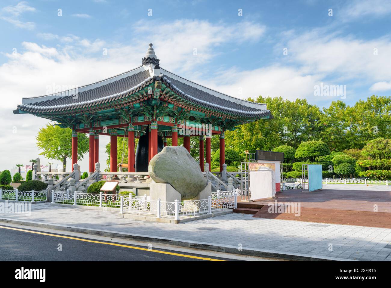 Farbenfroher Glockenpavillon mit traditioneller koreanischer Architektur auf blauem Himmel im Yongdusan Park in Busan, Südkorea. Malerische, sonnige Stadtlandschaft. Stockfoto