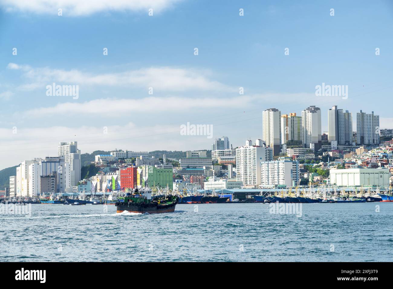 Malerischer Blick auf Busan in Südkorea. Schiff überquert den Hafen von Busan. Wunderschönes Stadtbild. Stockfoto